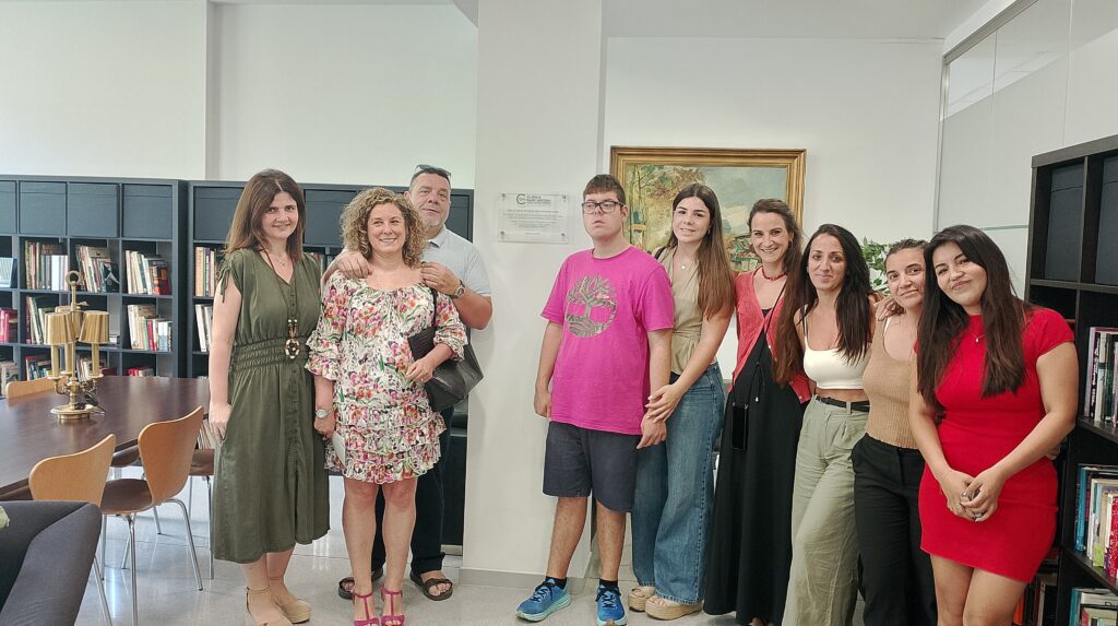 Comité de cohesión junto a la familia de Dolores. 